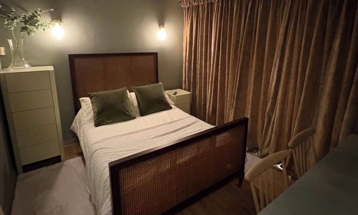 Warwick Town Centre Apartment | The Warwick Room, a charming small studio perfect for a single person or couple.