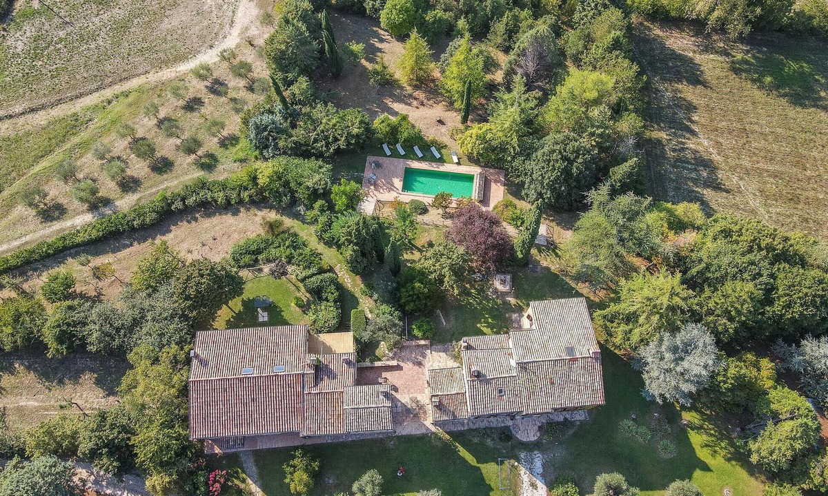 Gualdo Tadino House | This graceful and charming vacation home welcomes you with swimming pool in Gualdo Tadino.