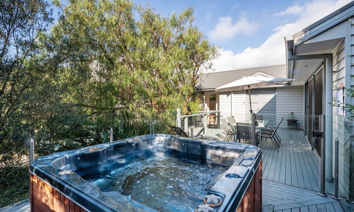 Sorrento Villa | Tideways | Spa Retreat, Pet Friendly, Walk to Beach