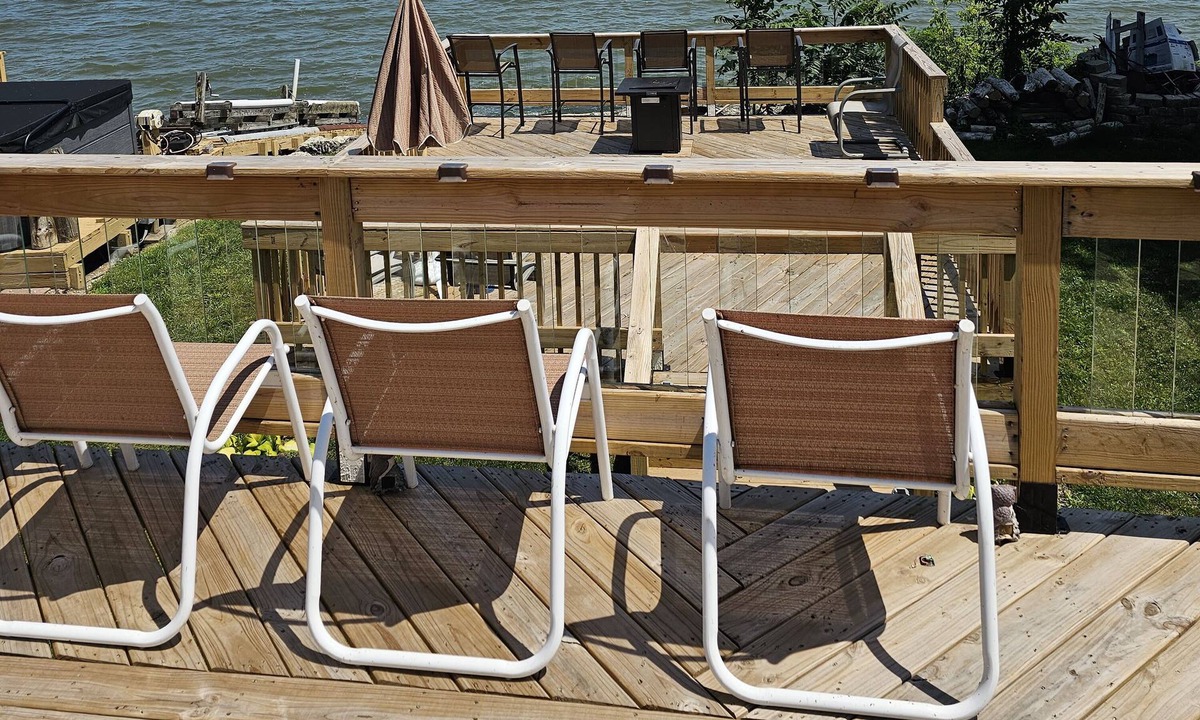 Toledo House | Toledo, lakeside home 3 bdrm sleep 7 on Lake Erie with 4 decks to choose from.