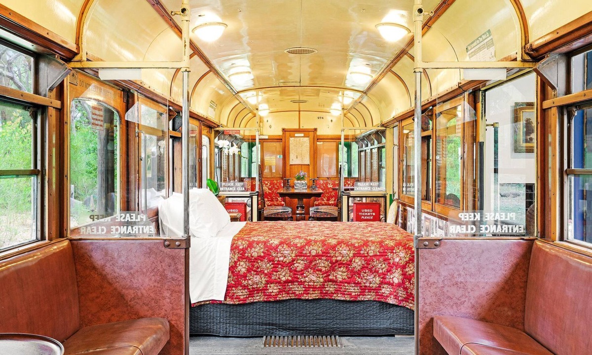 Balnarring Cabin | TRAM 974 - Watch your step as you board