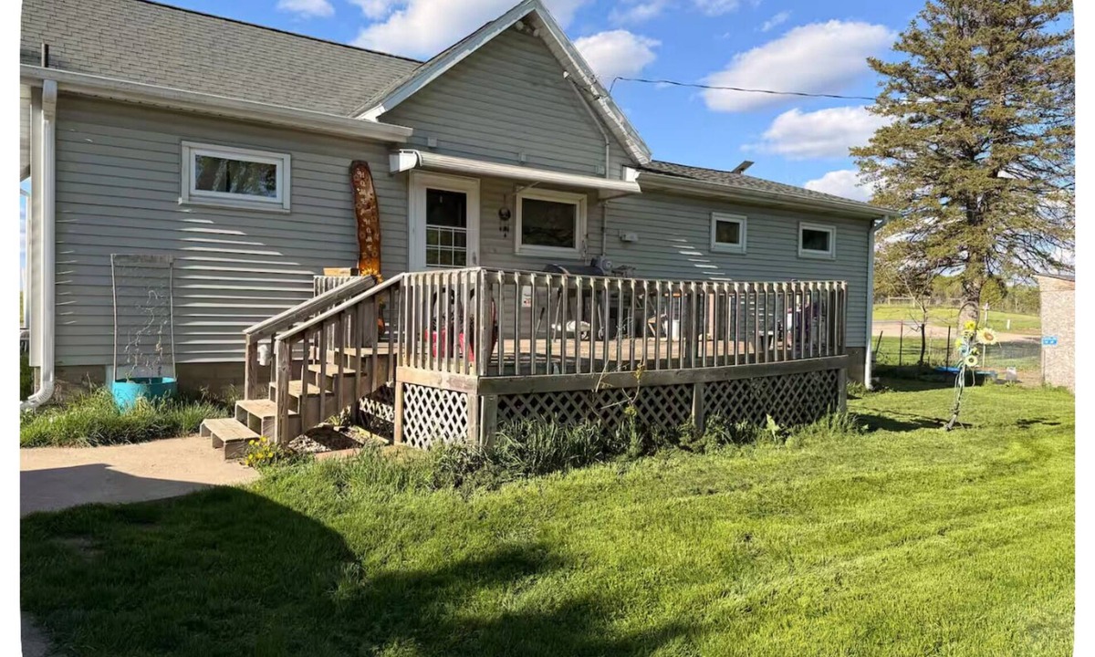 Dowling House | Tranquil 3-bedroom home, with AC & office space in Dowling