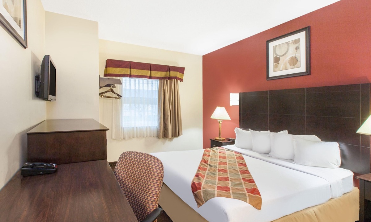 Romulus Hotel | Travelodge by Wyndham Romulus Detroit Airport