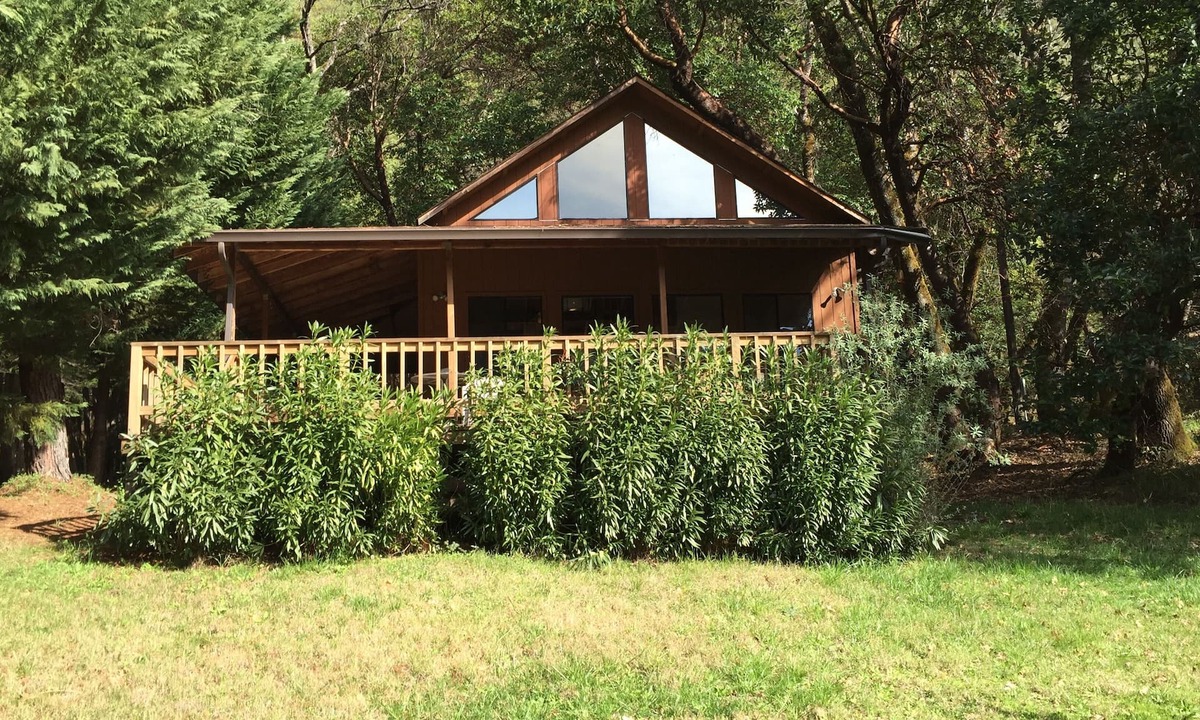 Salyer House | Trinity River Cabin, Peaceful retreat in nature, Swim, Fish, Raft. Willow Creek