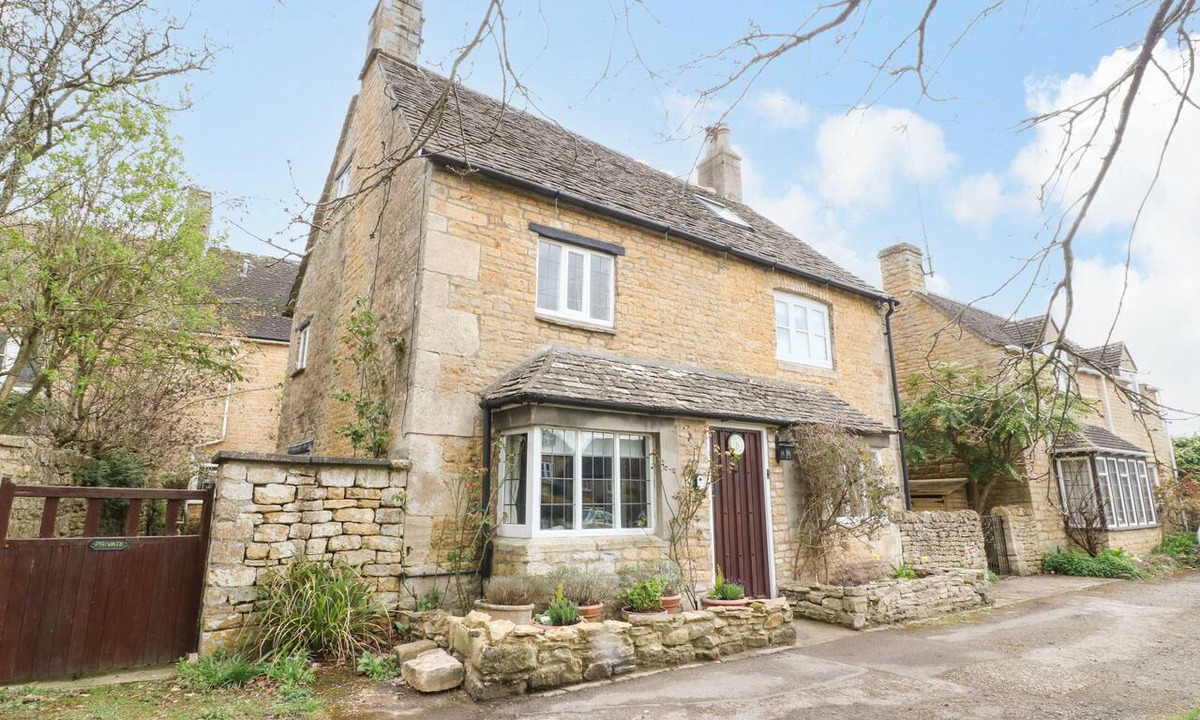 Bourton-on-the-Water Cottage | TUESDAY COTTAGE, pet friendly, with open fire in Bourton-On-The-Water