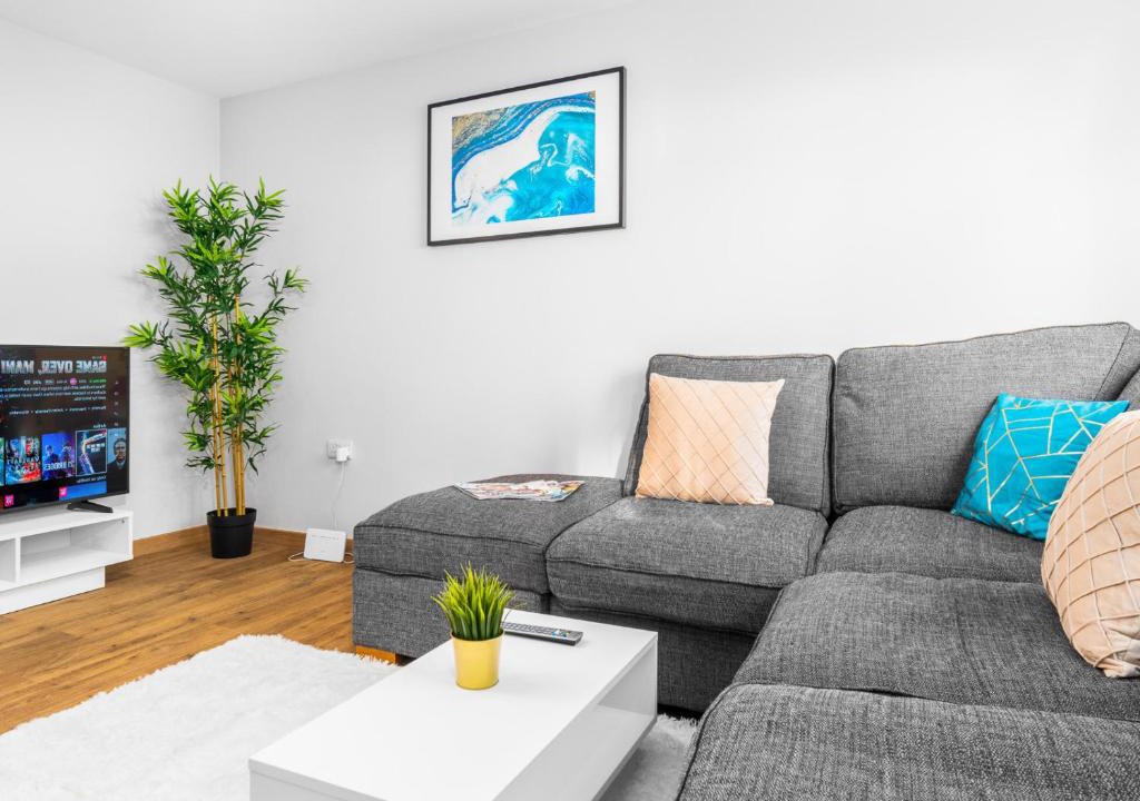 Stourbridge Apartment | Two Bedroom Apartment - Two Parking Spaces - Fast Wi-Fi 1AS