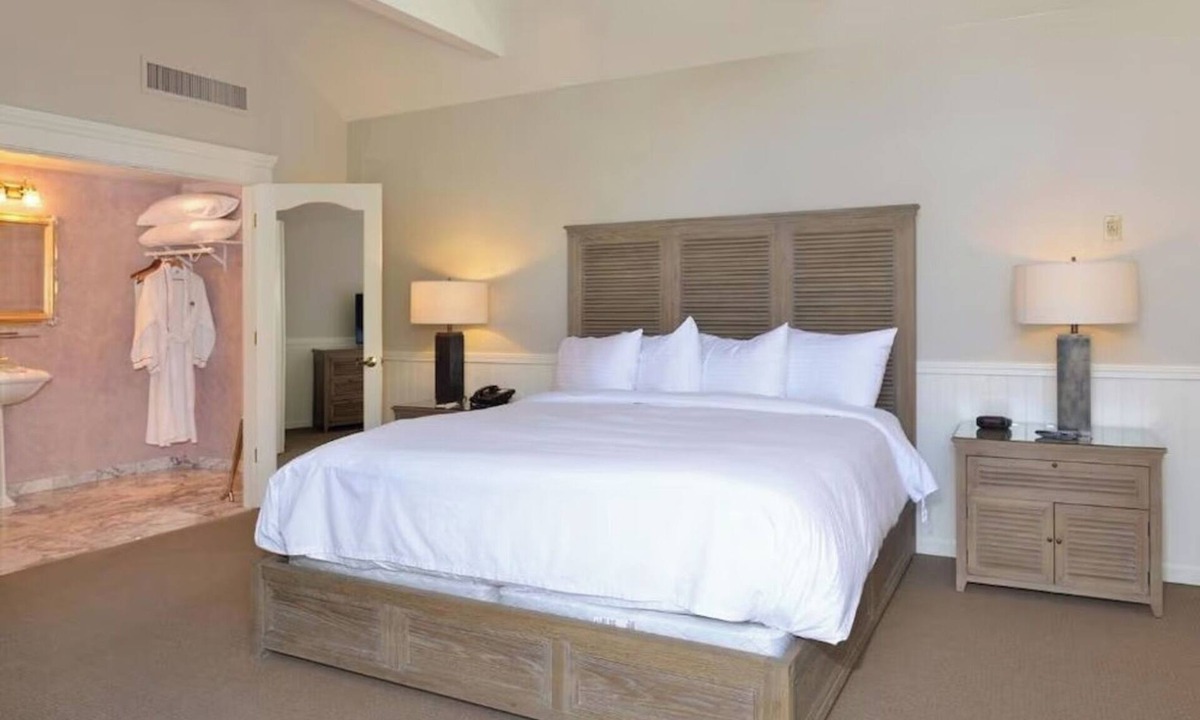 Santa Rosa Hotel | Two Luxurious Junior Suite with Elegant Furnishings Near Sonoma Wineries