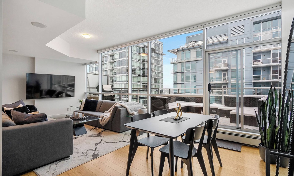 Beltline Apartment | Two Story Penthouse 2BR w AC Stampede & BMO
