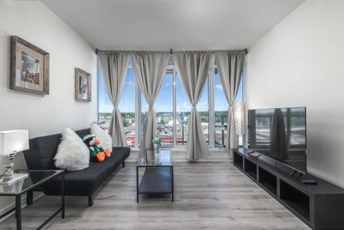 Brentwood Apartment | UC Stampede Condo by Train, Hospital, free UG parking & Gym, AC, full kitchen
