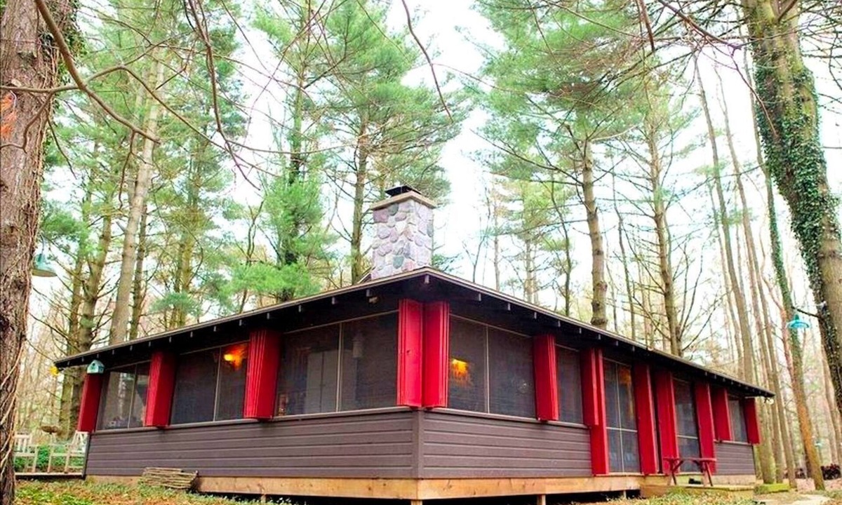 Fennville Cabin | Unique Cabin Vacation Rental for Large Groups on the coast of Lake Michigan near Saugatuck, Michigan