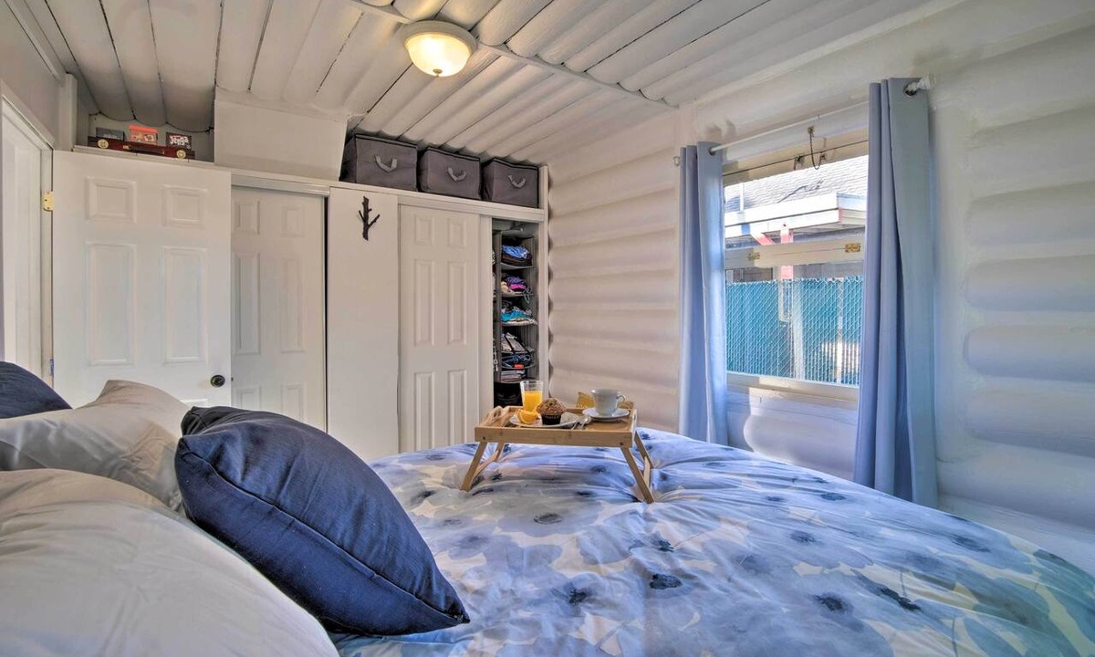 Crescent City North Cottage | Unique Dog-friendly Log Cabin: Short Walk to Ocean