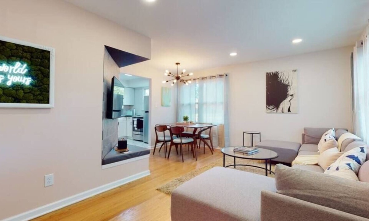 Drayton Plains House | Uptown Deco in Royal Oak/B · Uptown Deco in Royal Oak/Birmingham