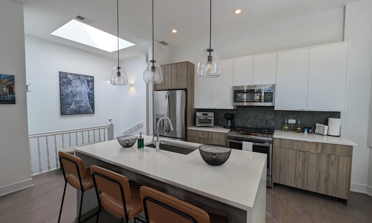 Roscoe Village Apartment | Urban Oasis in Roscoe Village! Pet friendly and family friendly!