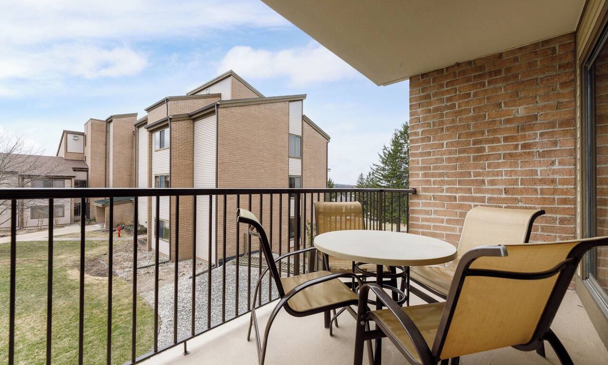 Acme Apartment | Valleyview Swing & Stay
