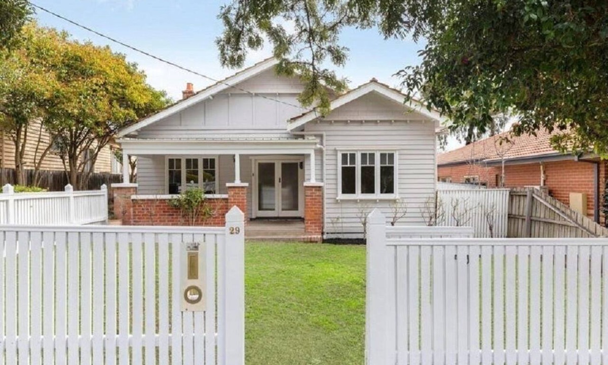 Kew East House | Versatile home in tree lined location