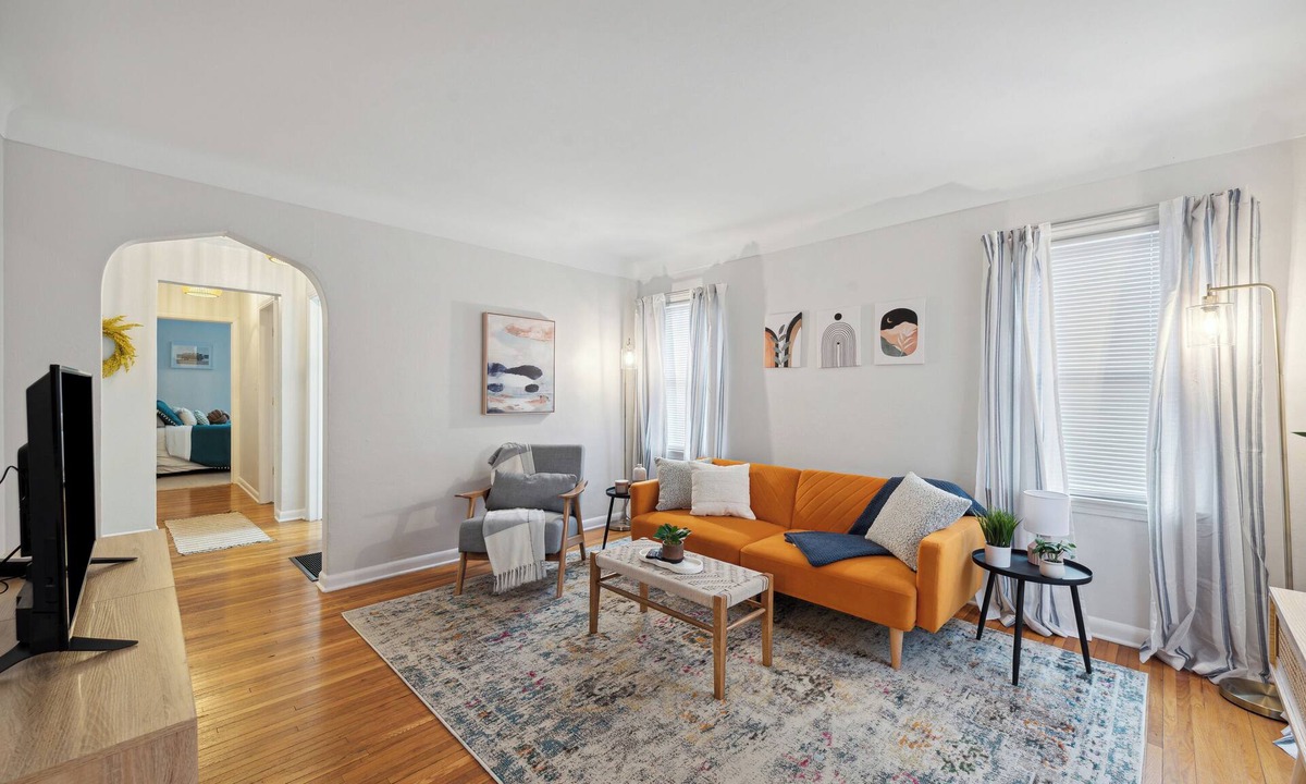 Toledo House | Vibrant & Colorful home w/2brs + Private office!
