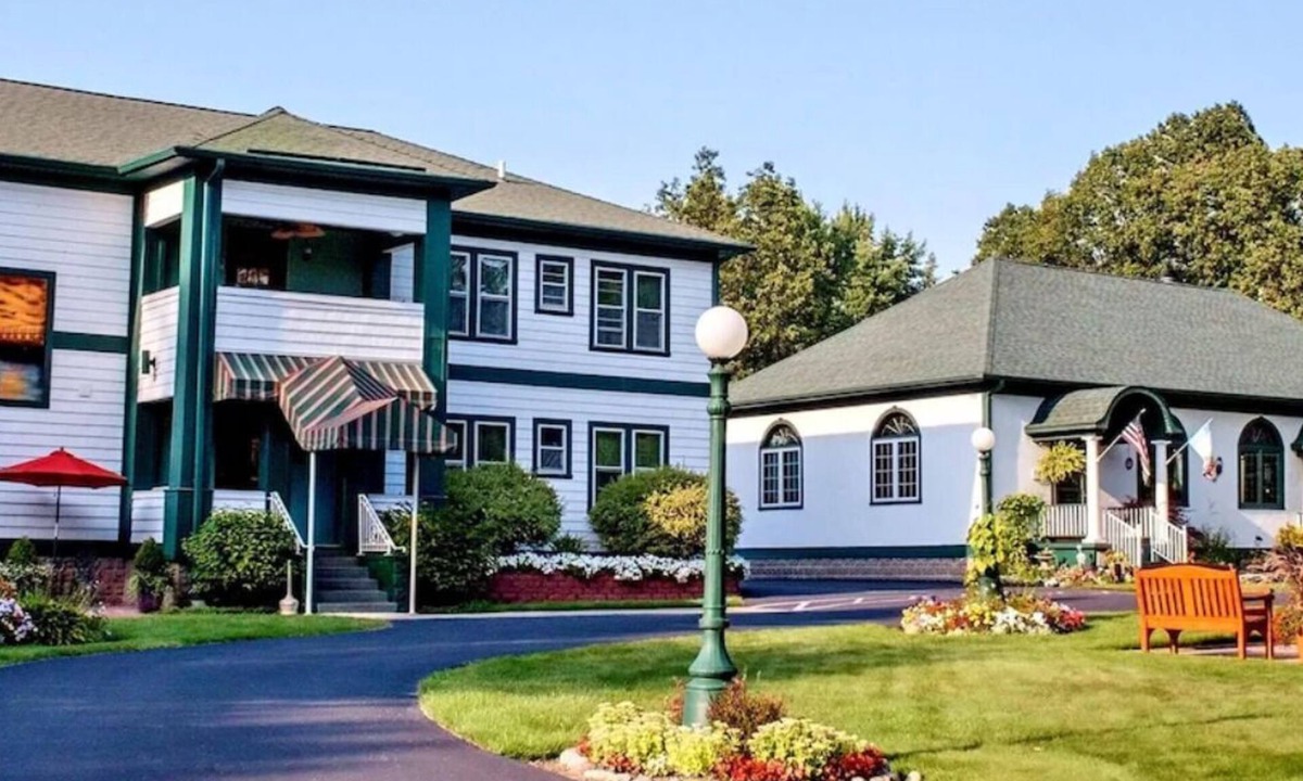 South Haven Cottage | Victoria Resort Cottage D, #1 Rate on Google & Trip Advisor