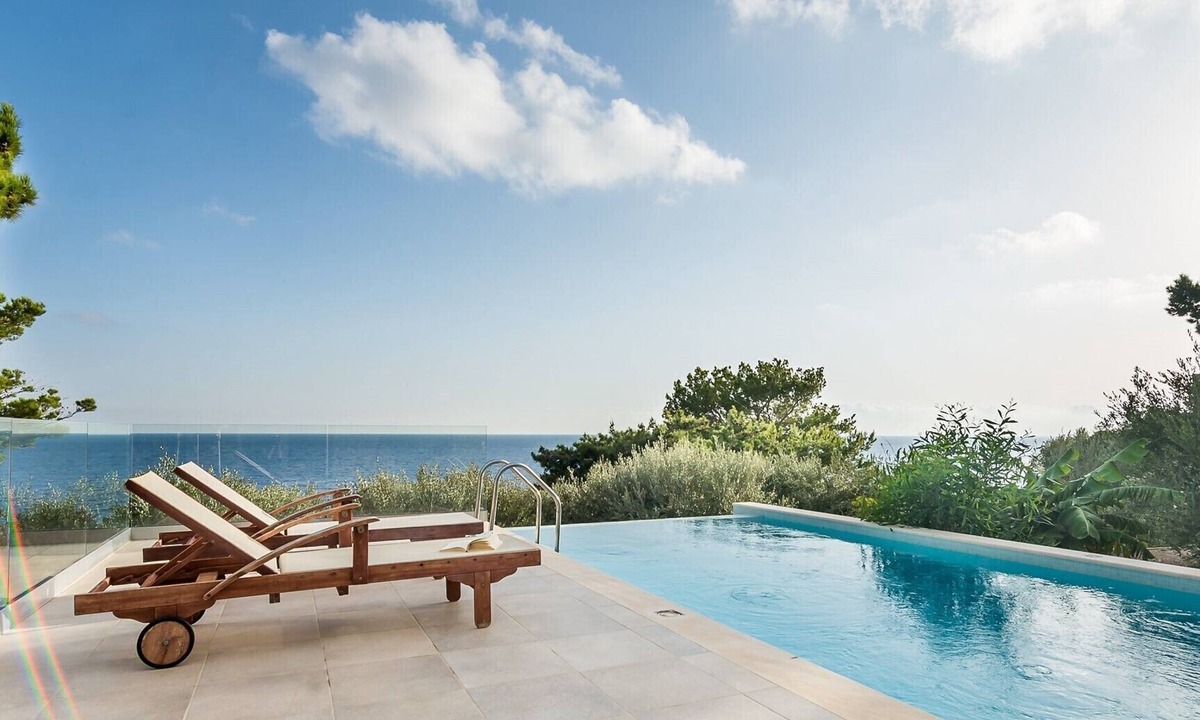 Achlia Villa | Villa Alma, direct sea view, walking distance to beach, private pool, 4pers.all comforts.
