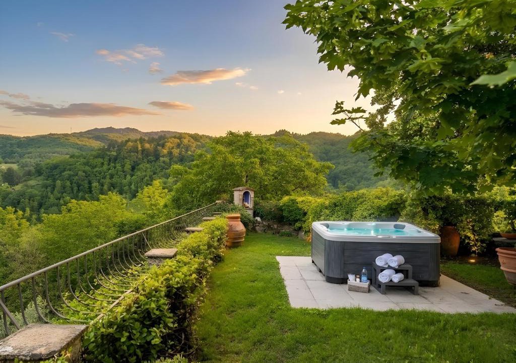 Mologno Villa | Villa Amelia Lucca - Casolare sul Bastione 1615 - Idromassaggio