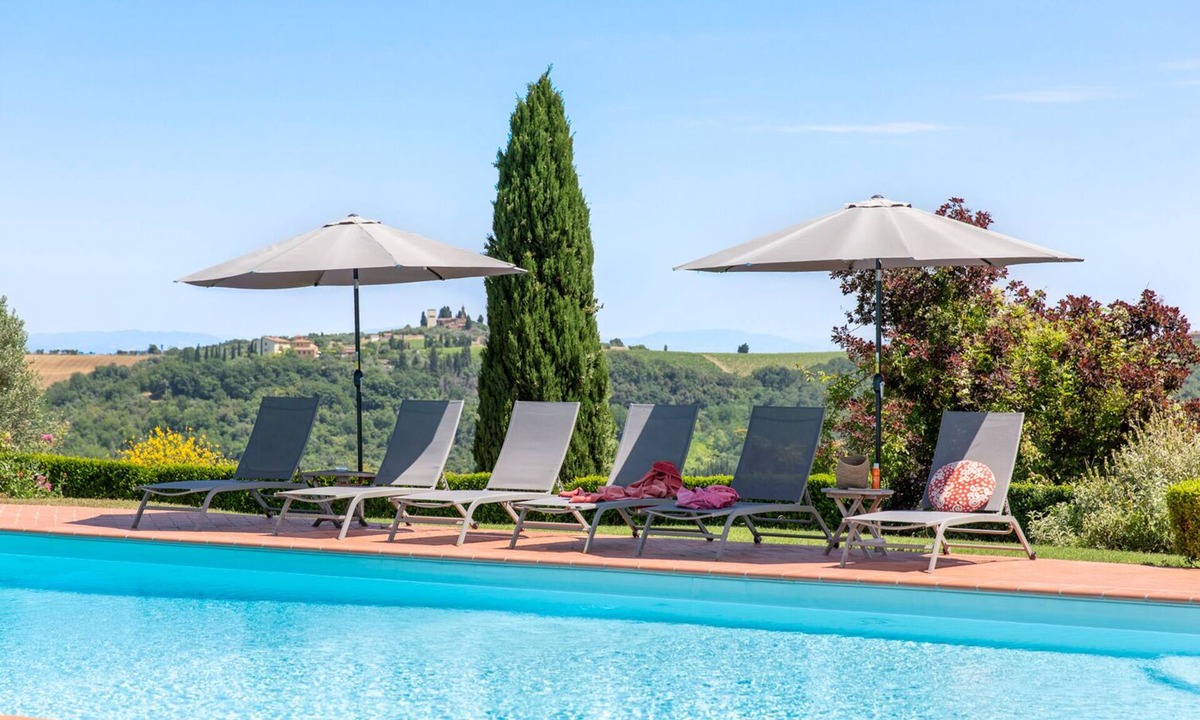 San Pietro in Bossolo Apartment | Villa in the Florentine Chianti Region: 4 Bedrooms, Pool, and Views of the Hills