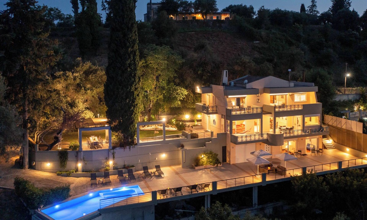 Gouvia Villa | Villa Julie Christie with infinity pool - seaviews - garden with pond