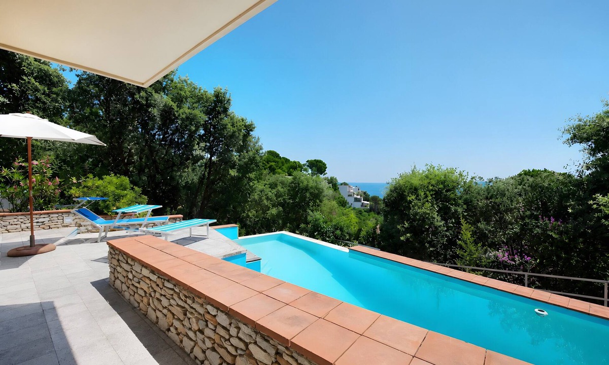 Arenzano Villa | Villa Roberta – Pool, Garden, WiFi & Private Parking, Privacy in the Pinewood