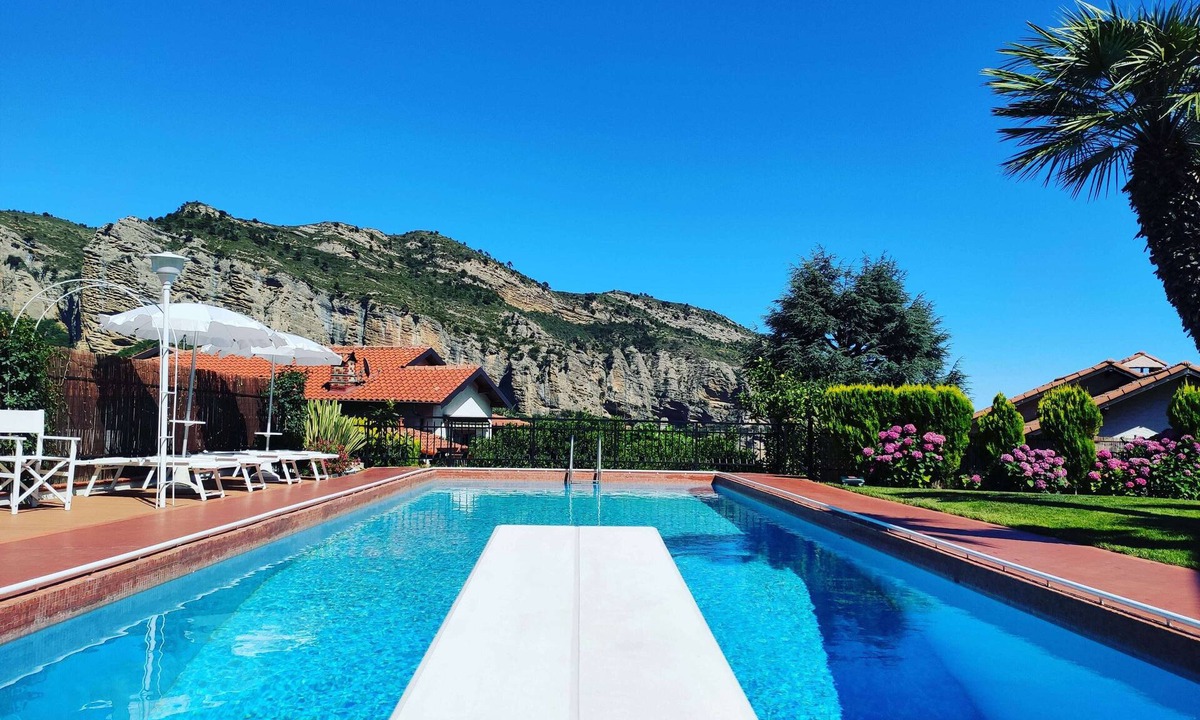 Seglia San Bernardo Villa | VILLA W/PRIVATE SWIMMINGPOOL (EXCLUSIVE USE) GARDEN & BBQ 3BEDROOMS 2BATHROOMS
