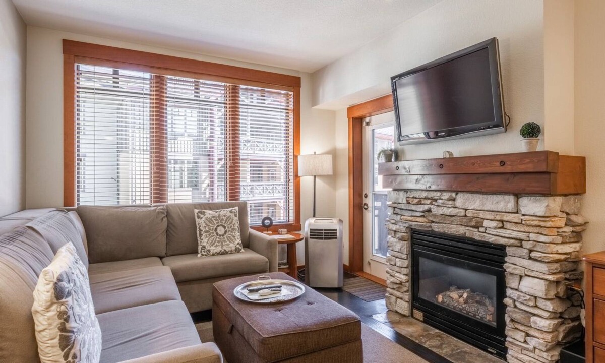 Mammoth Lakes Condo | Village Condo, in Lincoln House- Mountain Views! Hot Tub Access!