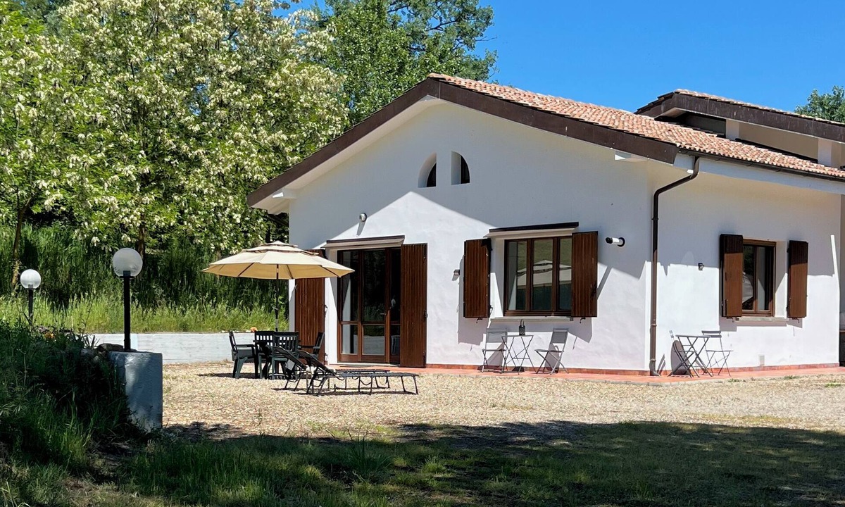 Dozza Apartment | “Vineyard Views & Tranquility Near Dozza – Stylish New Refurbished Apt Sleeps 4