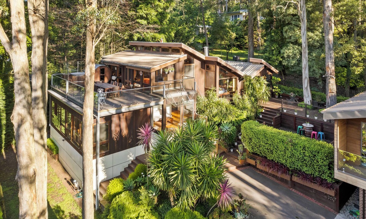 Olinda Ski Chalet | Vivian's Cottage with Cozy Fireplace. Pet Friendly!