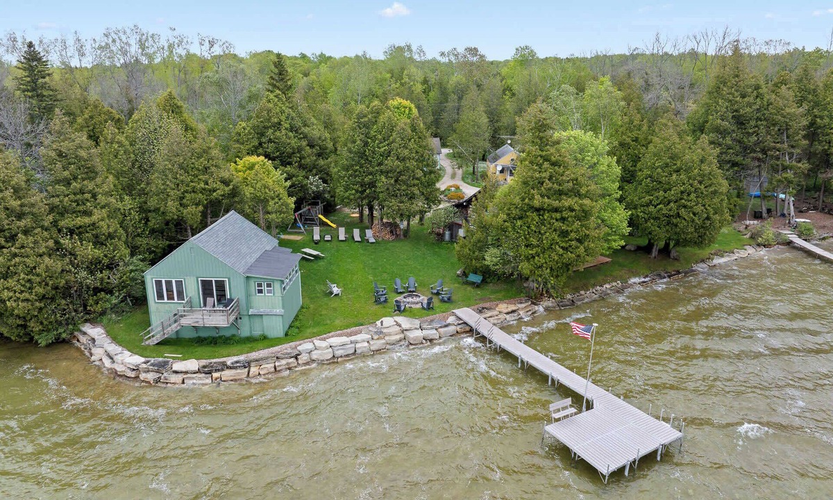Baileys Harbor Cabin | Water's Edge Cottage: Kangaroo Lake Retreat