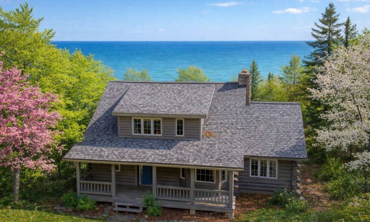 Sister Bay House | Waterfront Log Home Near Sister Bay- Game Room, Kayaks & Sunrises