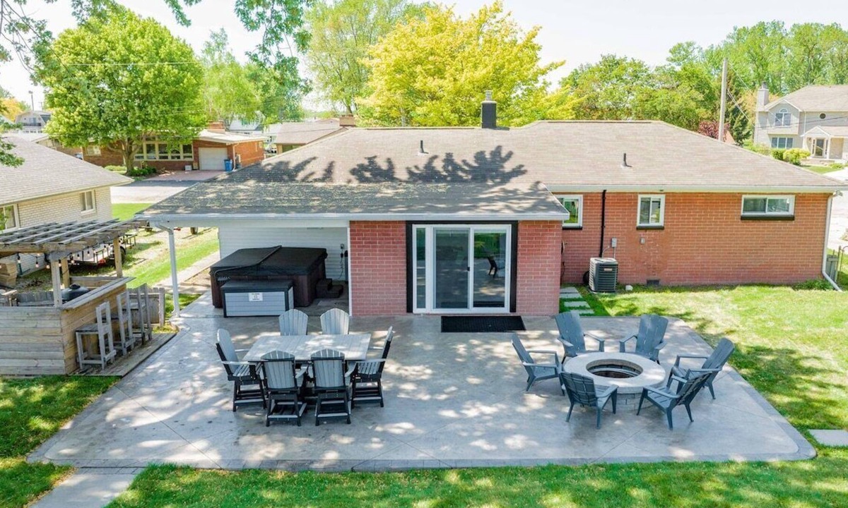Gibraltar House | Waterfront Paradise! Hot Tub, Kayaks, Dock Arcade!