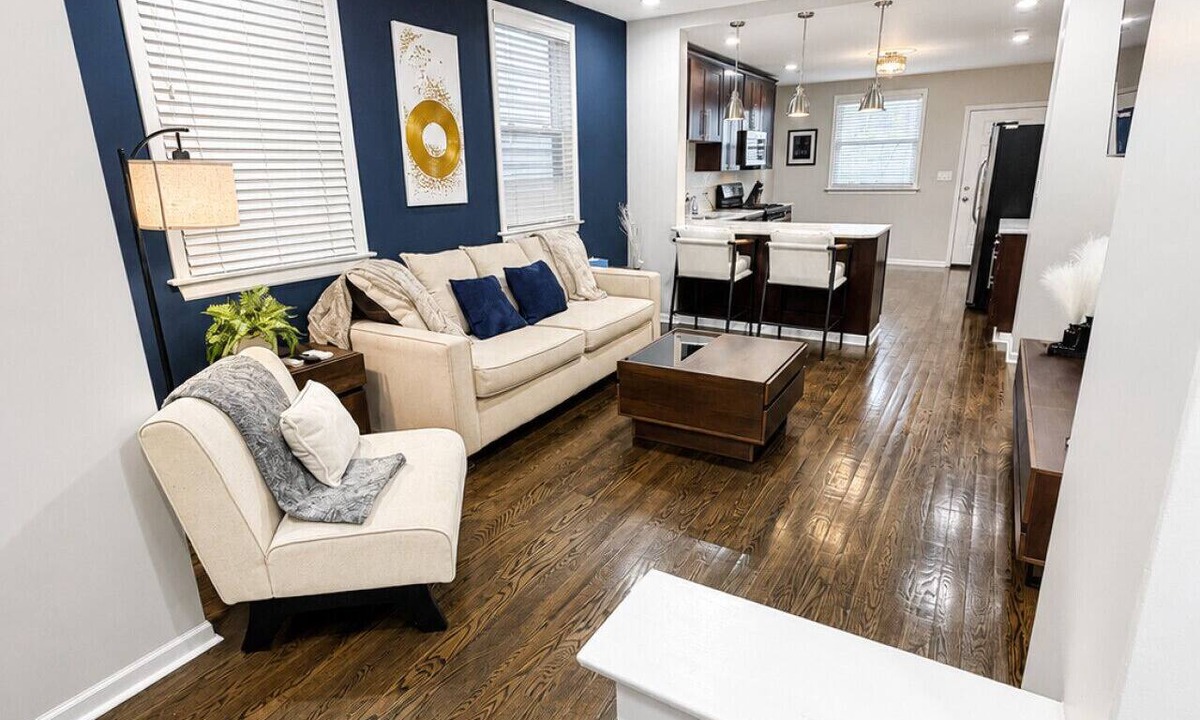 Roscoe Village Apartment | Welcome to this four bedroom, two bathroom apartment located in the neighborhood of Lakeview.