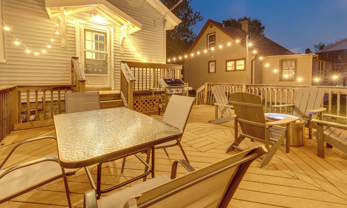 Westmont House | Westmont Home w/Hot Tub! Walk to Metra Station