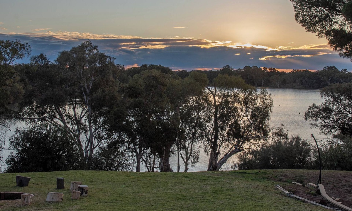 Paringa House | Willow Lodge Retreat – Murray Riverside Escape - Private Boat Ramp and Mooring