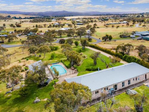 Moonbah House | Winterwood Lodge - 6mins Jindabyne -Pets Allow-Floor Heating Winter-Swimming Pool Summer