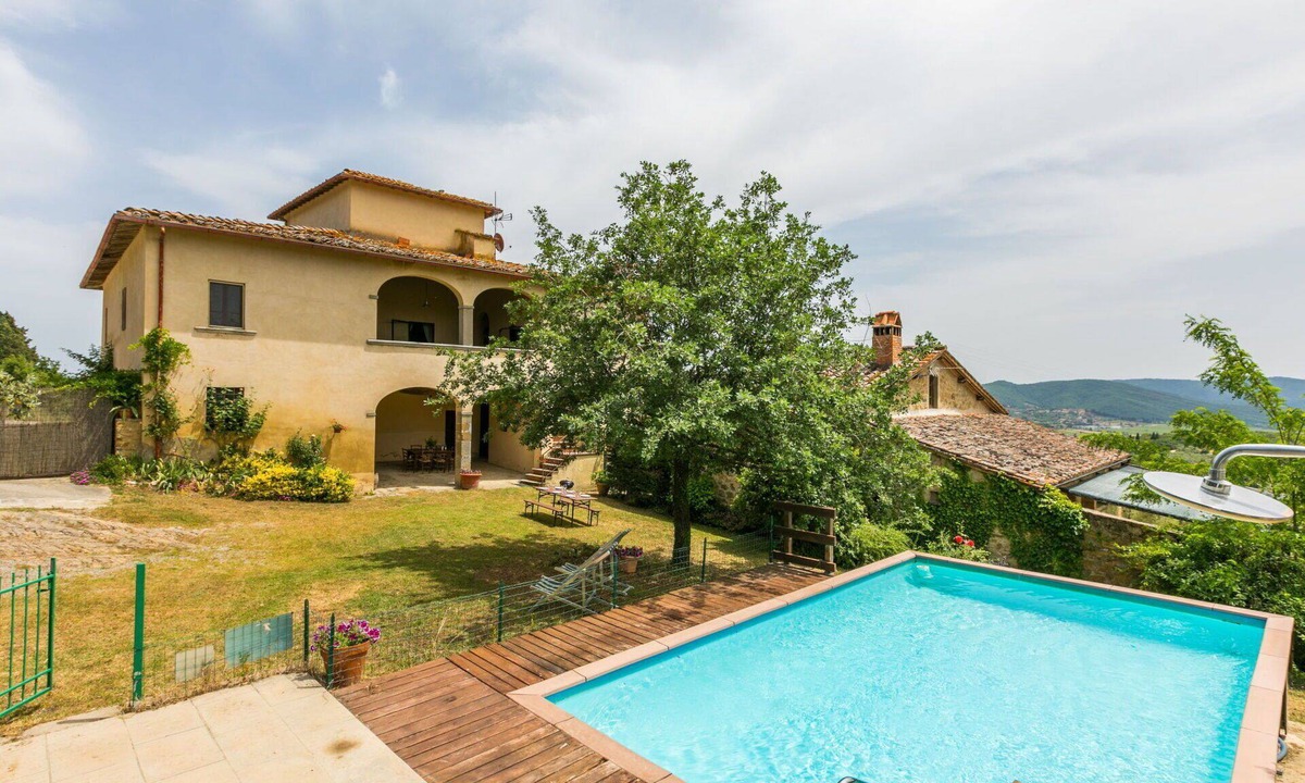 Pergine Valdarno Villa | Wonderful private villa for 9 people with private pool, WIFI, terrace and pets allowed
