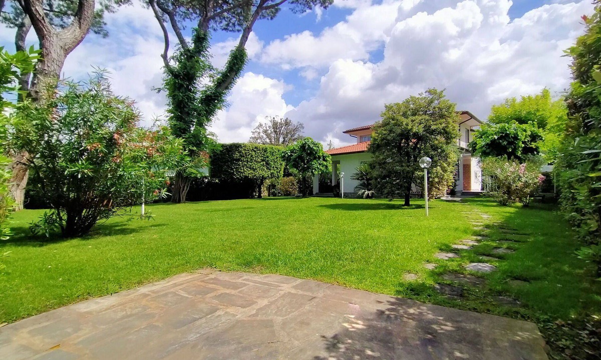Forte dei Marmi Villa | Wonderful private villa for 12 people with A/C, WIFI, hot tub, TV and patio