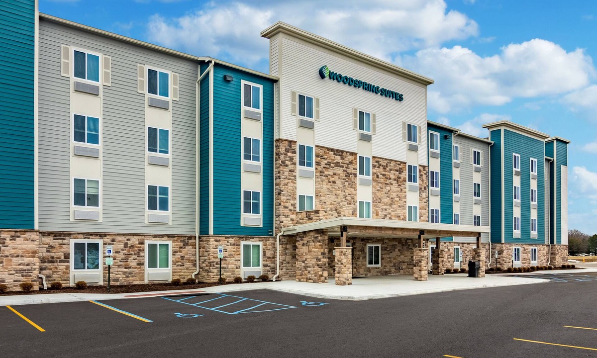 Maumee Hotel | WoodSpring Suites Toledo Maumee