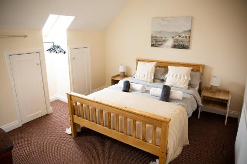 Stratford-upon-Avon House | Y-Not Cottages - 1BR, Scenic Edge, Terrace, Parking, Sleeps 4