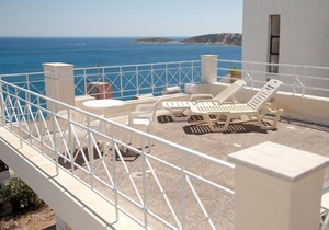 Bellevue Suites Studio 2 with Pool View