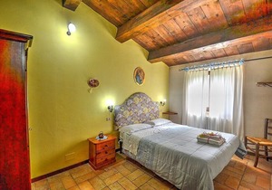 Casa Noriana A, fully refundable with voucher*: A characteristic and welcoming apartment situated in a quiet location, surrounded by a wonderful garden, with Free WI-FI.