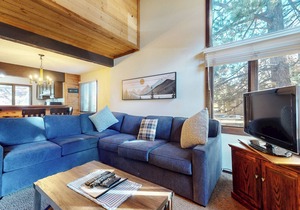 Large Home, Balcony. Pool & Tennis Court On-site, Short Walk to Restaurants