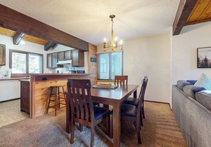 Large Home, Balcony. Pool & Tennis Court On-site, Short Walk to Restaurants