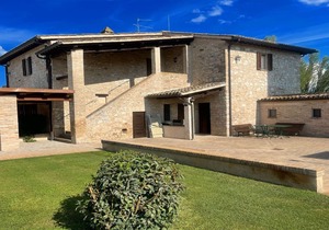Spello By The Pool - Sleeps 11 - close to Spello central - large exc pool - wifi