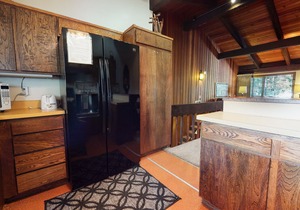 Vintage & Spacious Cabin Get-a-way! Near The Village & Pool On-Site