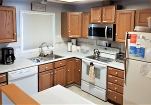 "Whit's End" Spacious, Private Beach-Front Lake Erie Sleeps 12 Birders & Fishing