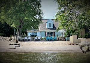 "Whit's End" Spacious, Private Beach-Front Lake Erie Sleeps 12 Birders & Fishing
