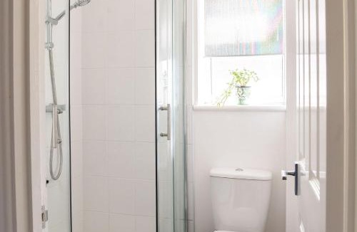 Shirley Apartment | #09 Stylish 2 bed Apart - Sleep 5 - fast Wi-fi - BHX NEC- " Perfect for Contractors and Families - Free Parking"